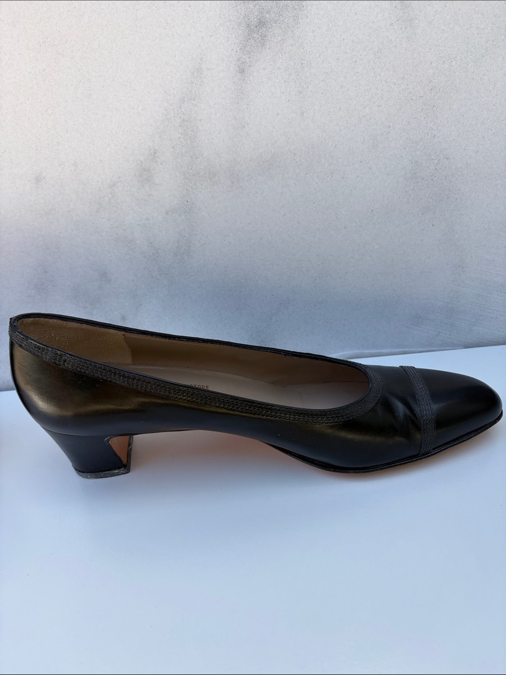 Salvatore Ferragamo Black Round-Toe Leather Pumps - Picture 5 of 13